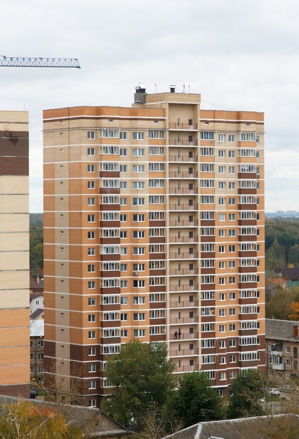Жилой комплекс в городе Лобня по улице Кольцевая близ пруда и сквера