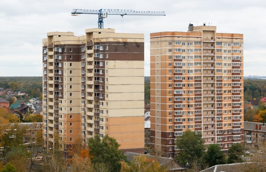 Жилой комплекс в городе Лобня по улице Кольцевая близ пруда и сквера