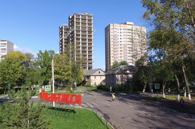 Жилой комплекс в городе Лобня по улице Кольцевая близ пруда и сквера