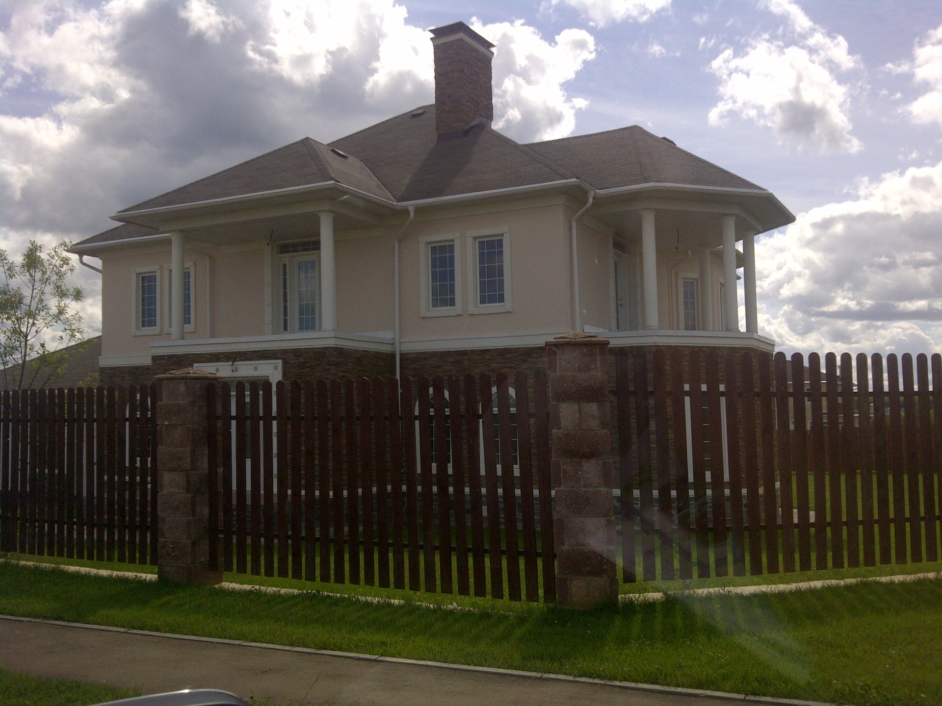 Коттеджи в собственности в поселке бизнес класса "Мартемьяново", что по Киевскому шоссе всего в 25 минутах езды от МКАД. Развитая инфраструктура местности и внутренняя инфраструктура поселка делают покупку здесь дома выгодной и комфортной. Дома построены по самым высоким стандартам качества, выполнена пред чистовая отделка внутренних помещений, оборудована и функционирует котельная, все коммуникации центральные: газ, свет, вода, канализация. Просторные комнаты, высокие потолки, удобные холлы, и большие санузлы, терраса, несколько выходов из дома на участок. Земельный участок освоен, постелен газон, высажены крупномеры хвойных пород отборных деревьев.