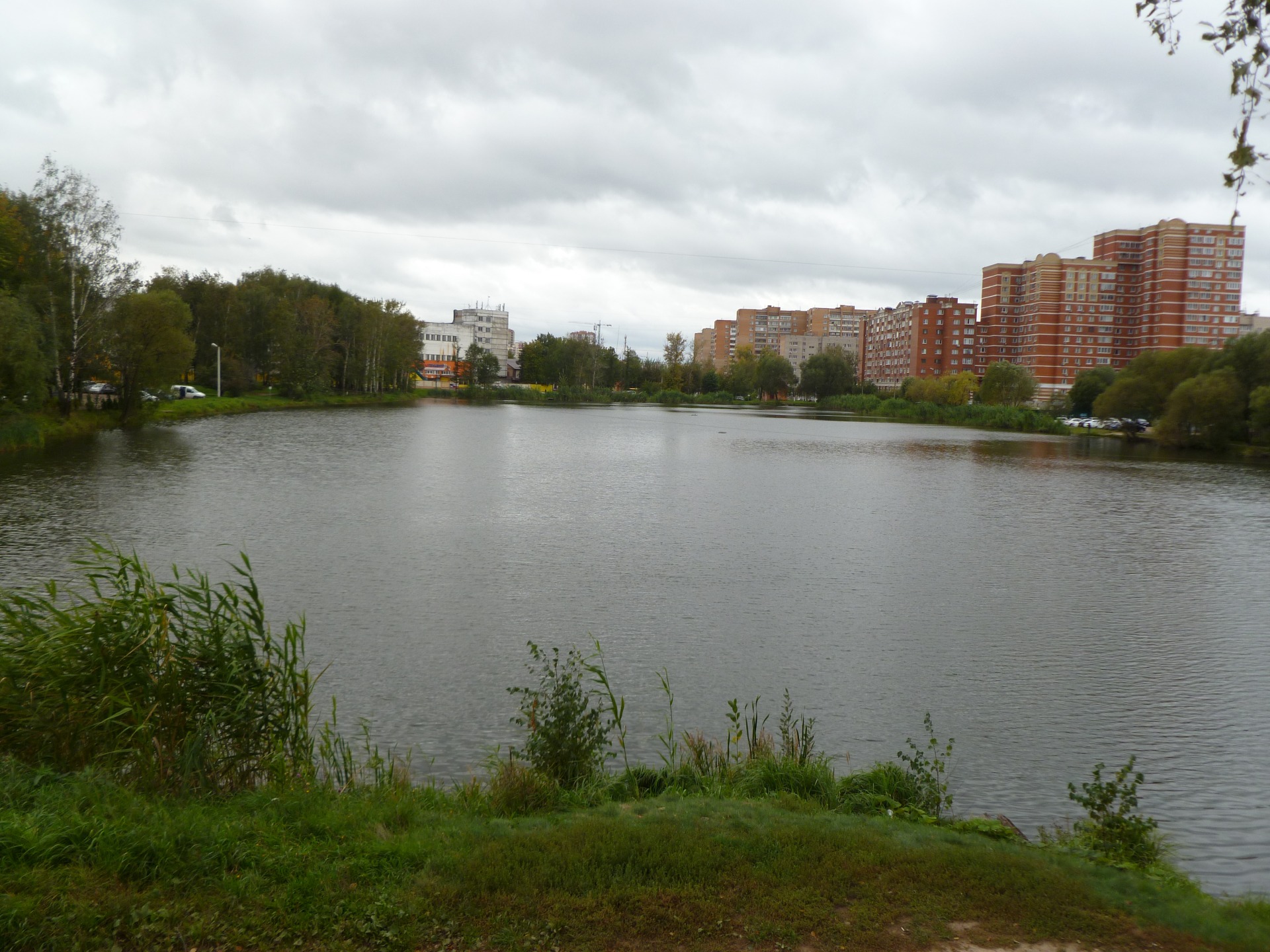 Жилой комплекс в городе Лобня по улице Кольцевая близ пруда и сквера