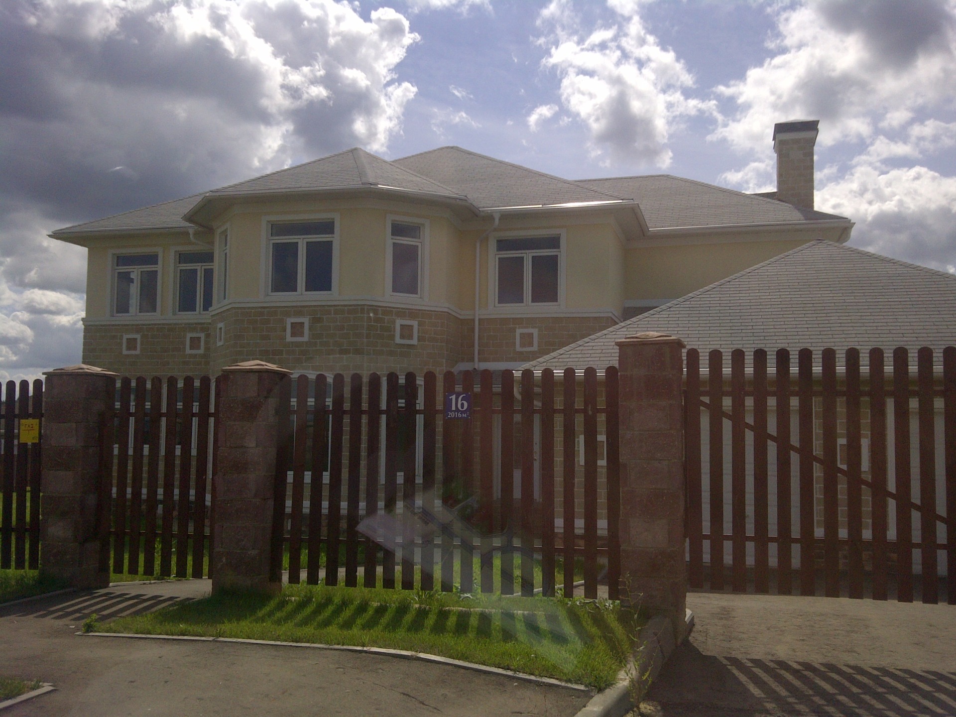 Коттеджи в собственности в поселке бизнес класса "Мартемьяново", что по Киевскому шоссе всего в 25 минутах езды от МКАД. Развитая инфраструктура местности и внутренняя инфраструктура поселка делают покупку здесь дома выгодной и комфортной. Дома построены по самым высоким стандартам качества, выполнена пред чистовая отделка внутренних помещений, оборудована и функционирует котельная, все коммуникации центральные: газ, свет, вода, канализация. Просторные комнаты, высокие потолки, удобные холлы, и большие санузлы, терраса, несколько выходов из дома на участок. Земельный участок освоен, постелен газон, высажены крупномеры хвойных пород отборных деревьев.