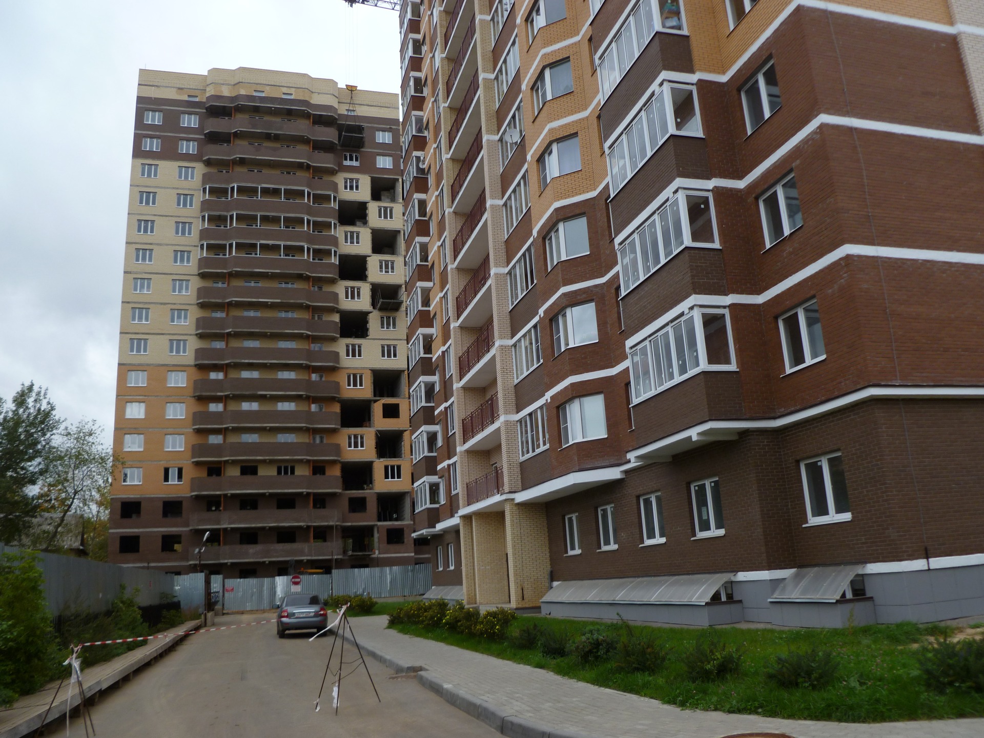 Жилой комплекс в городе Лобня по улице Кольцевая близ пруда и сквера