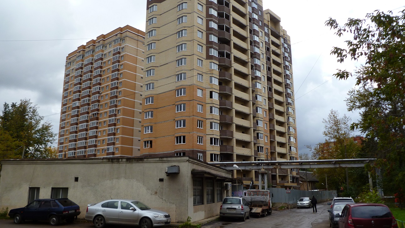 Жилой комплекс в городе Лобня по улице Кольцевая близ пруда и сквера