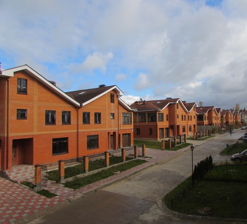 Жилой комплекс Заповедное озеро двухуровневых квартир, таунхаусов и коттеджей на берегу озера Круглое в Дмитровском районе Московской области