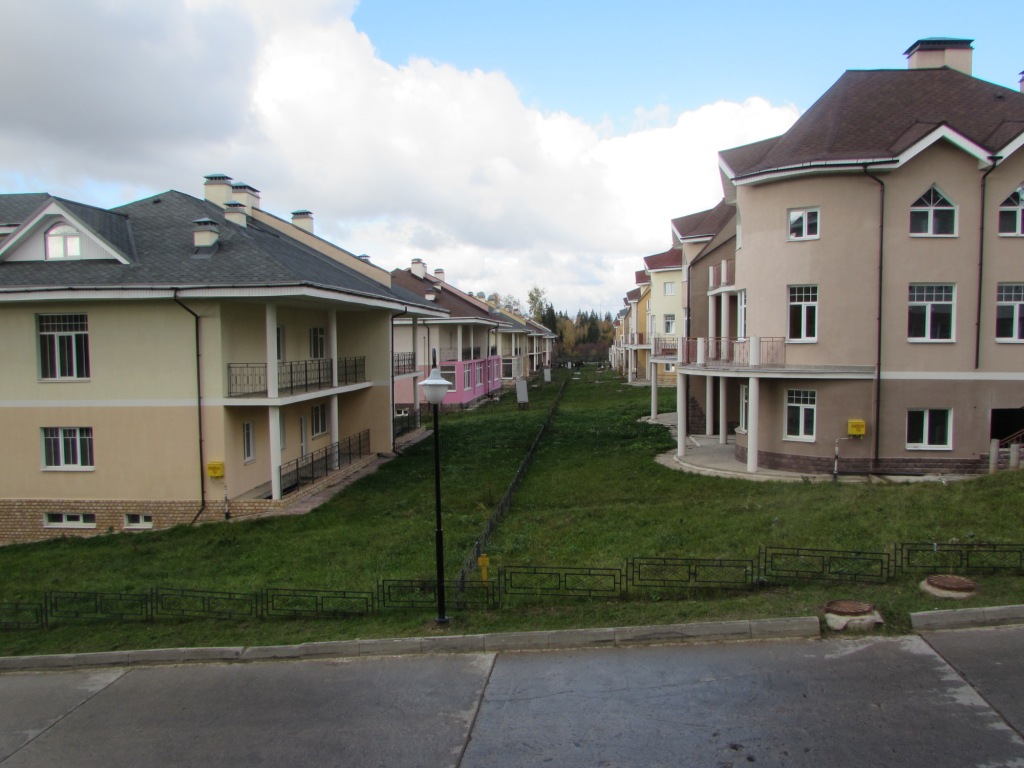 Жилой комплекс Заповедное озеро двухуровневых квартир, таунхаусов и коттеджей на берегу озера Круглое в Дмитровском районе Московской области