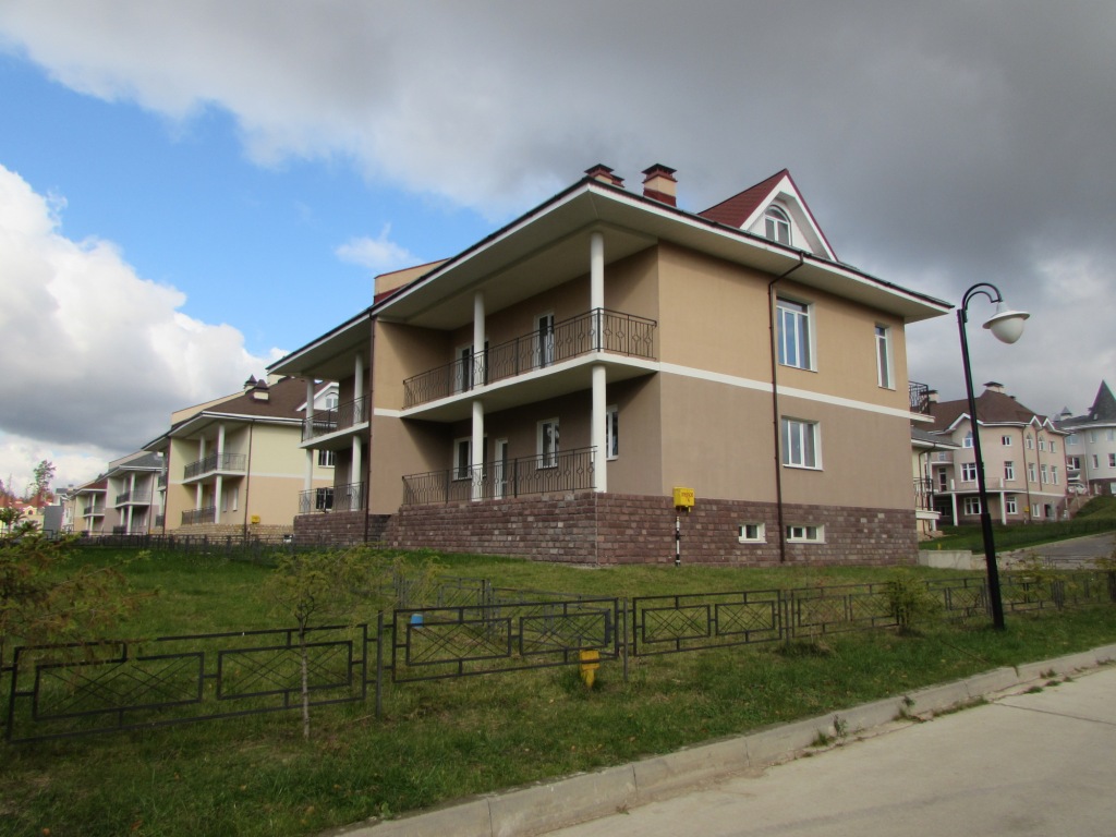 Жилой комплекс Заповедное озеро двухуровневых квартир, таунхаусов и коттеджей на берегу озера Круглое в Дмитровском районе Московской области