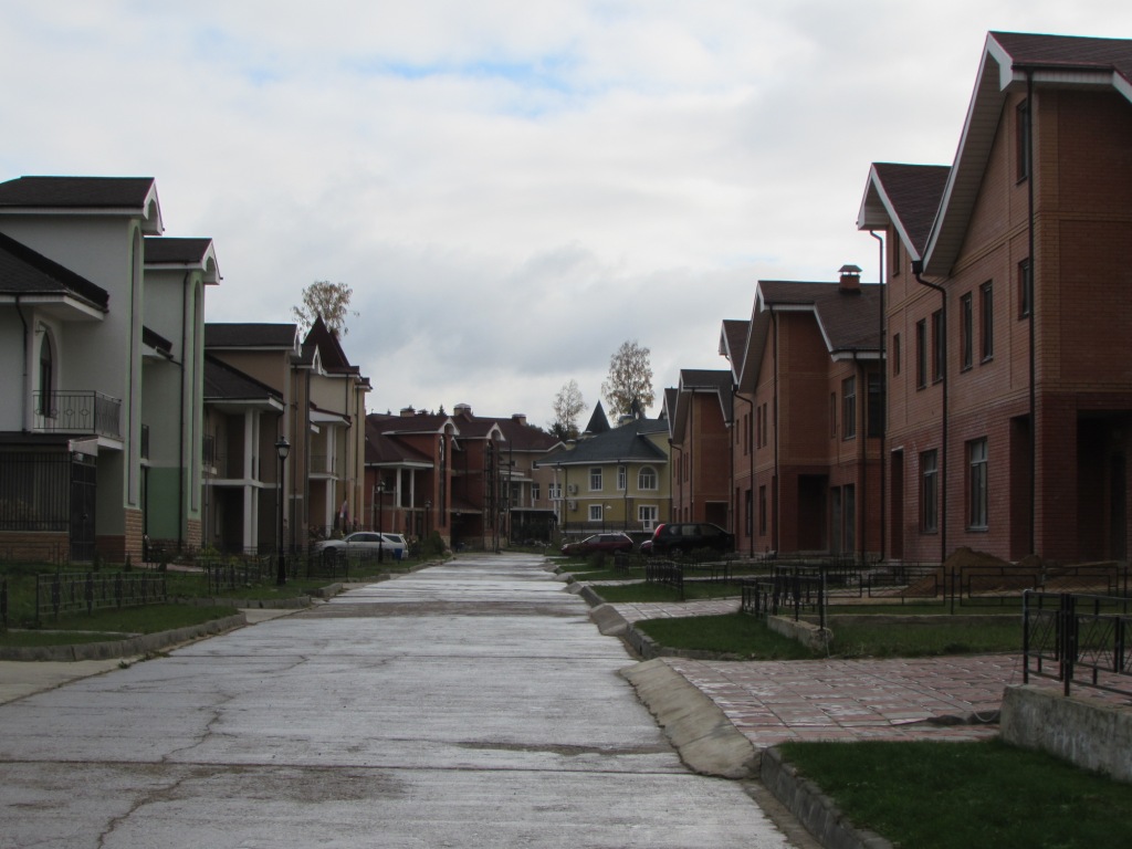 Жилой комплекс Заповедное озеро двухуровневых квартир, таунхаусов и коттеджей на берегу озера Круглое в Дмитровском районе Московской области